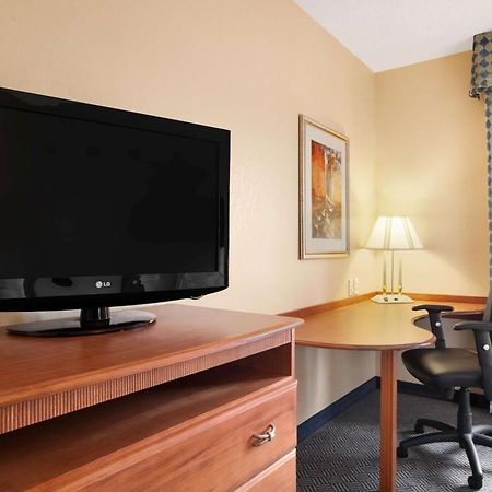 Hampton Inn Дженива Экстерьер фото