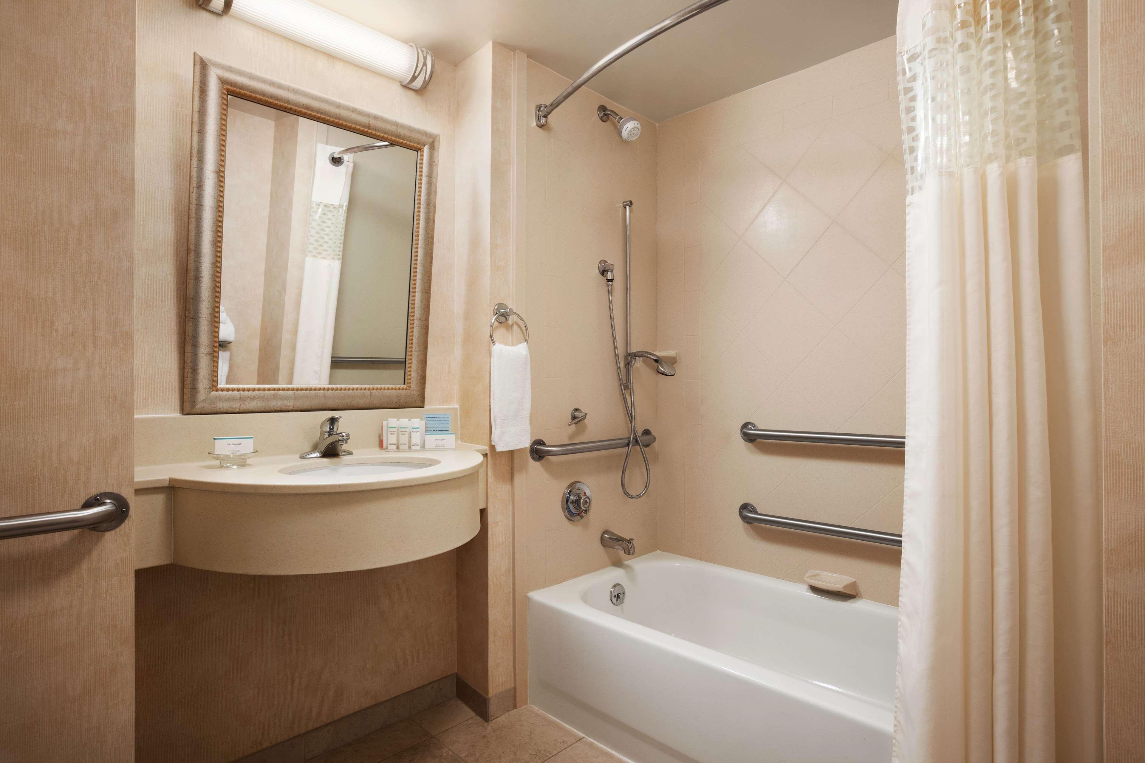 Hampton Inn Дженива Экстерьер фото