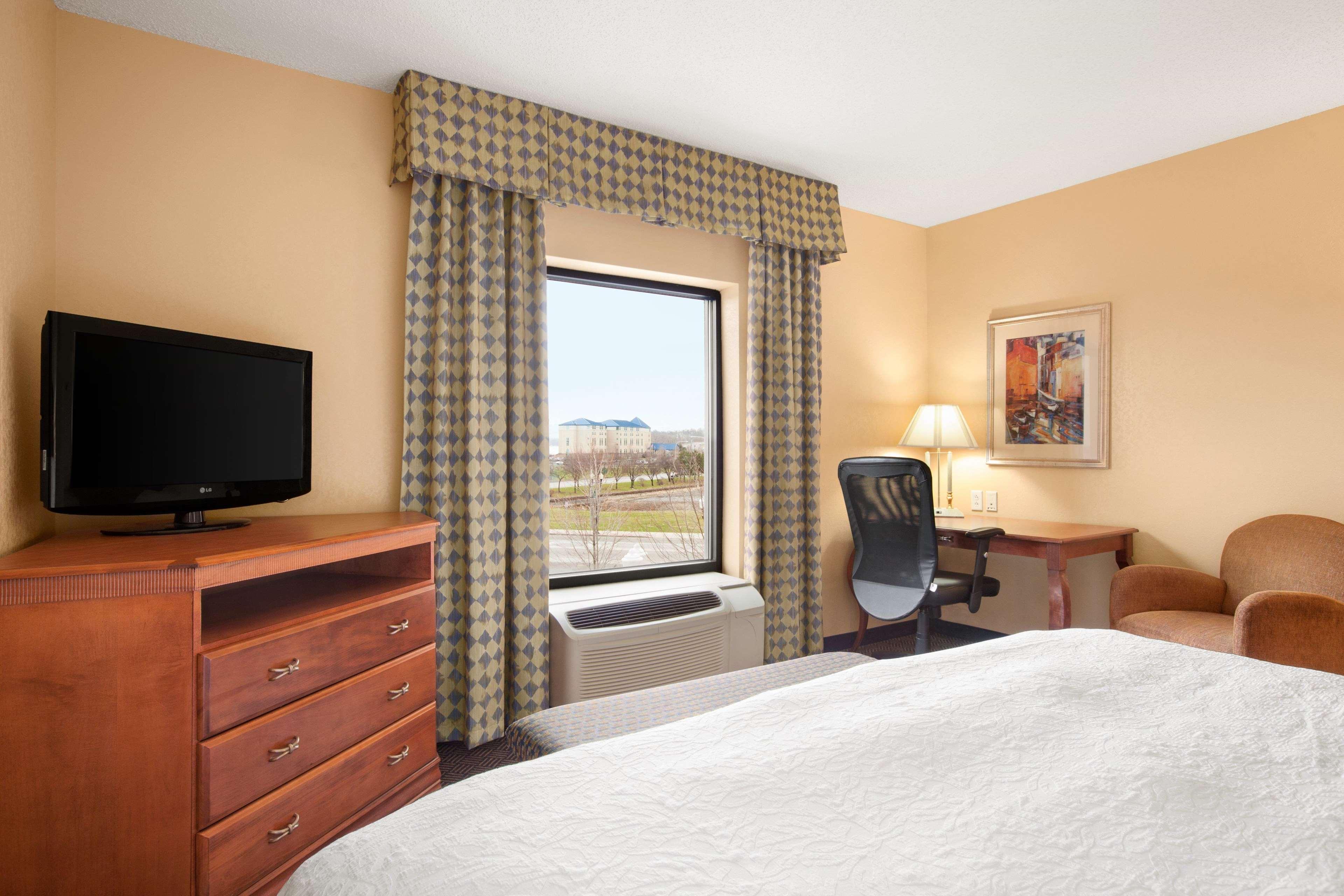 Hampton Inn Дженива Экстерьер фото