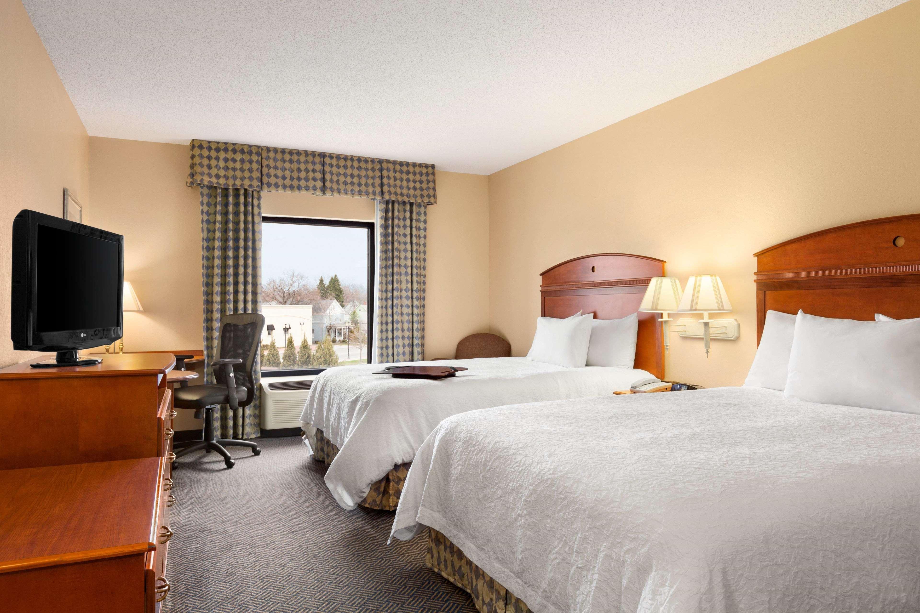 Hampton Inn Дженива Экстерьер фото