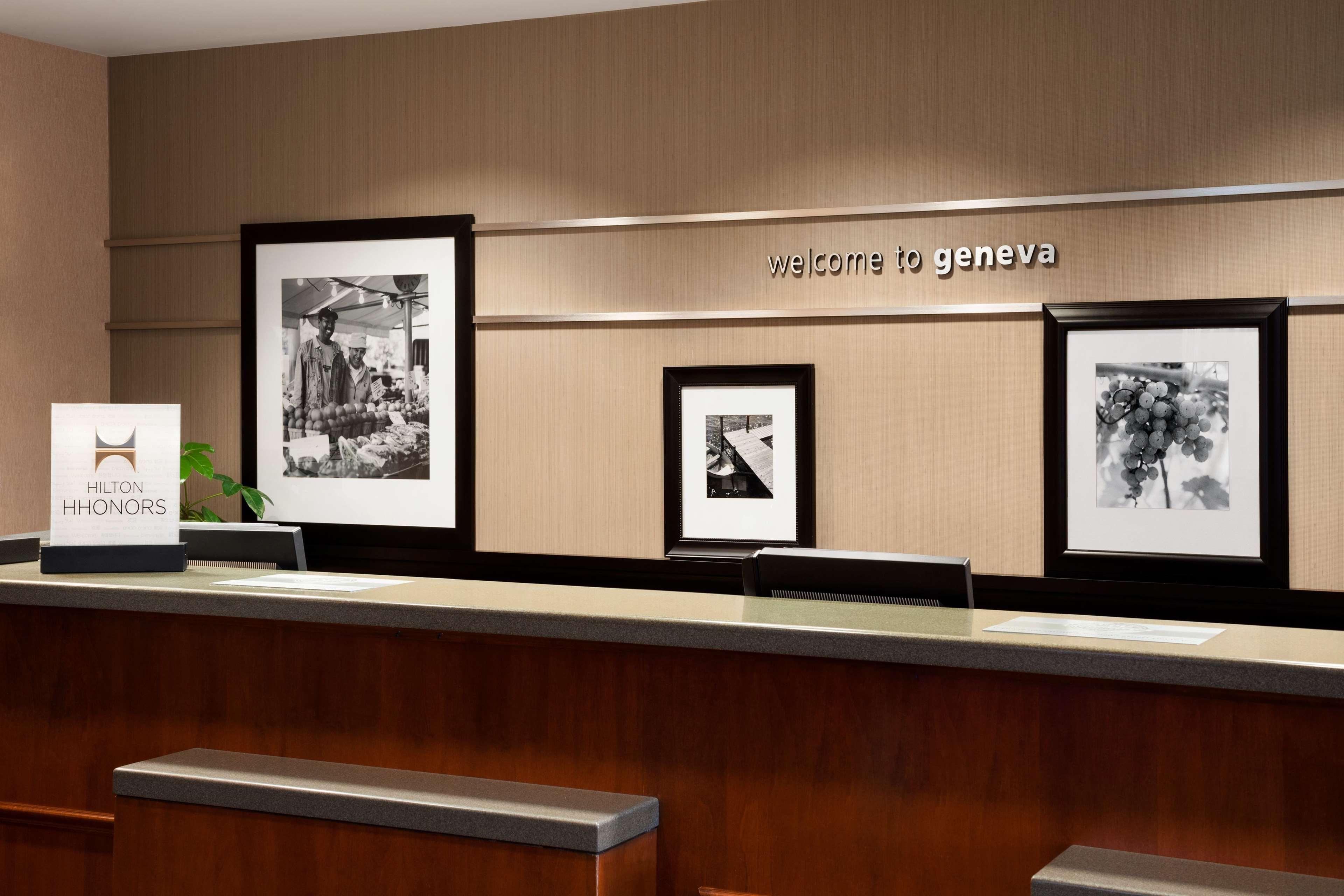 Hampton Inn Дженива Экстерьер фото