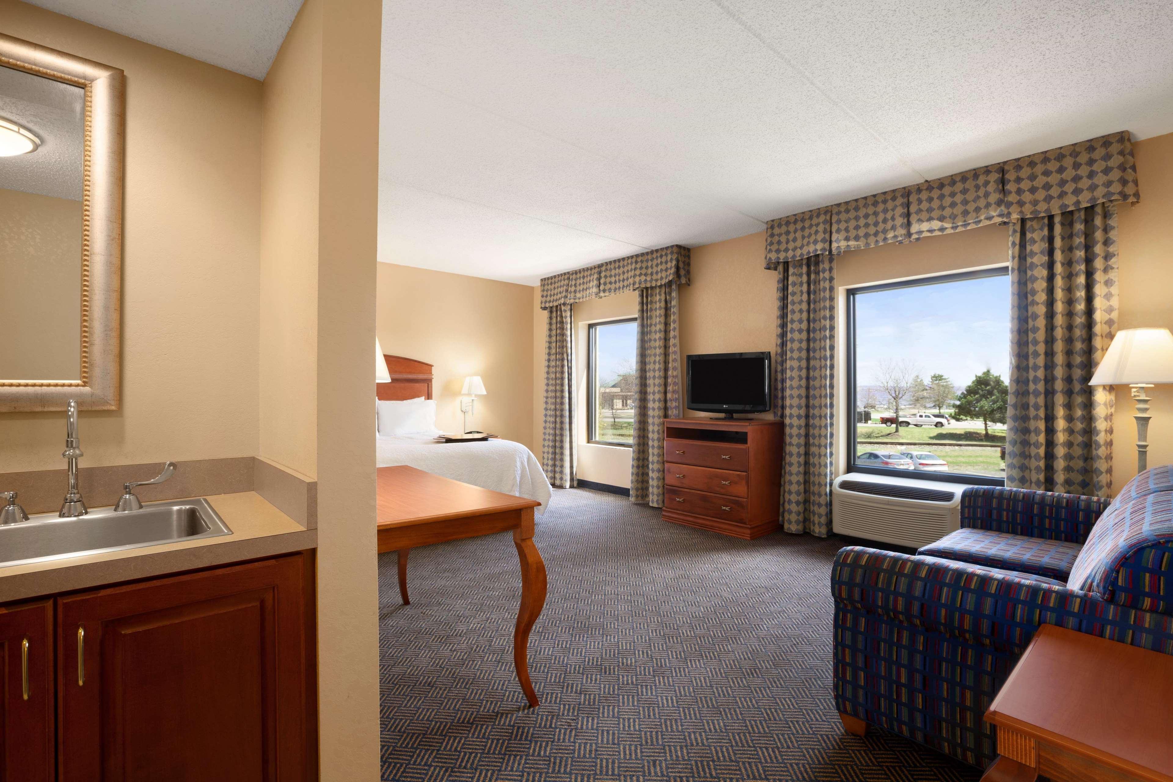 Hampton Inn Дженива Экстерьер фото