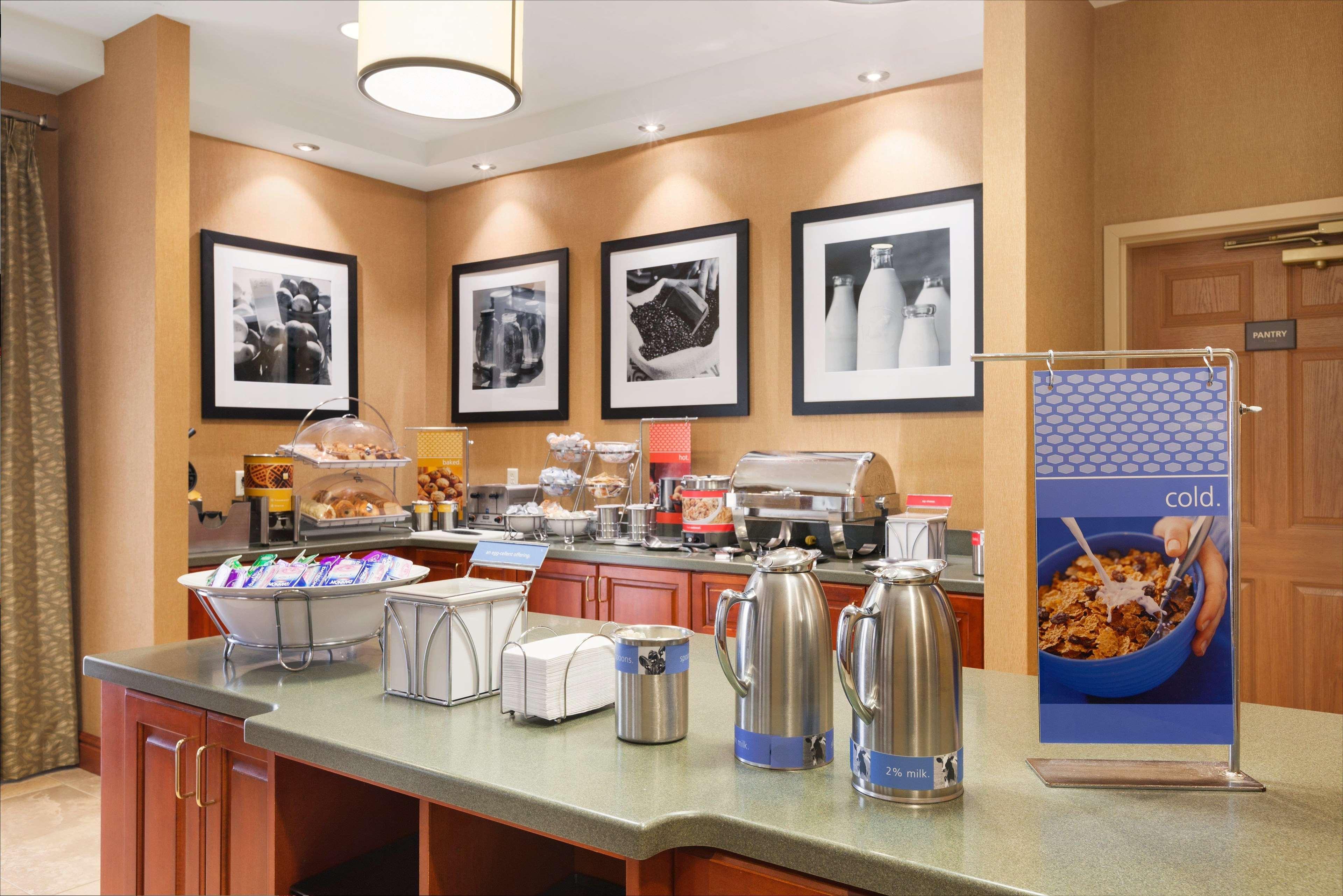 Hampton Inn Дженива Экстерьер фото