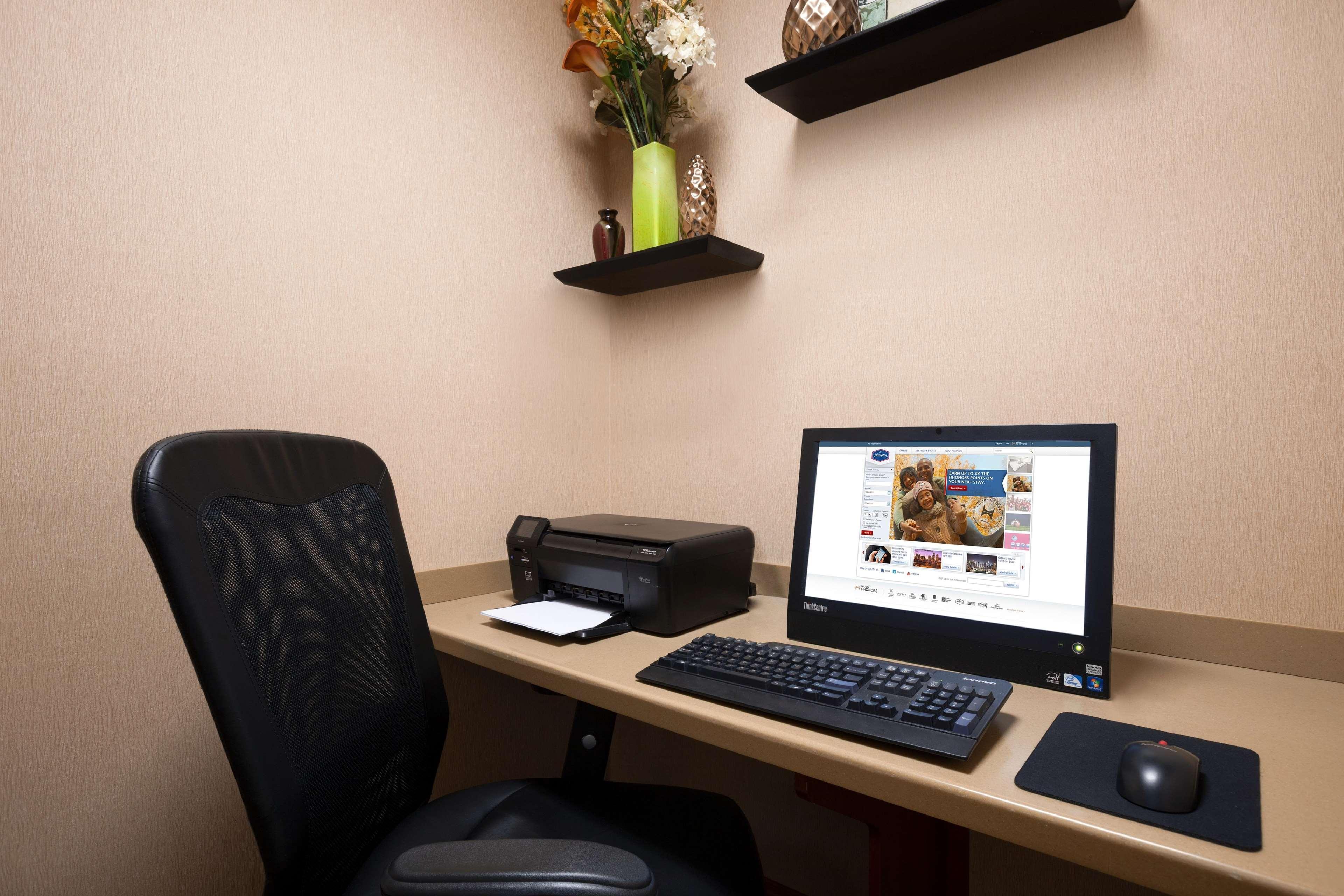 Hampton Inn Дженива Экстерьер фото
