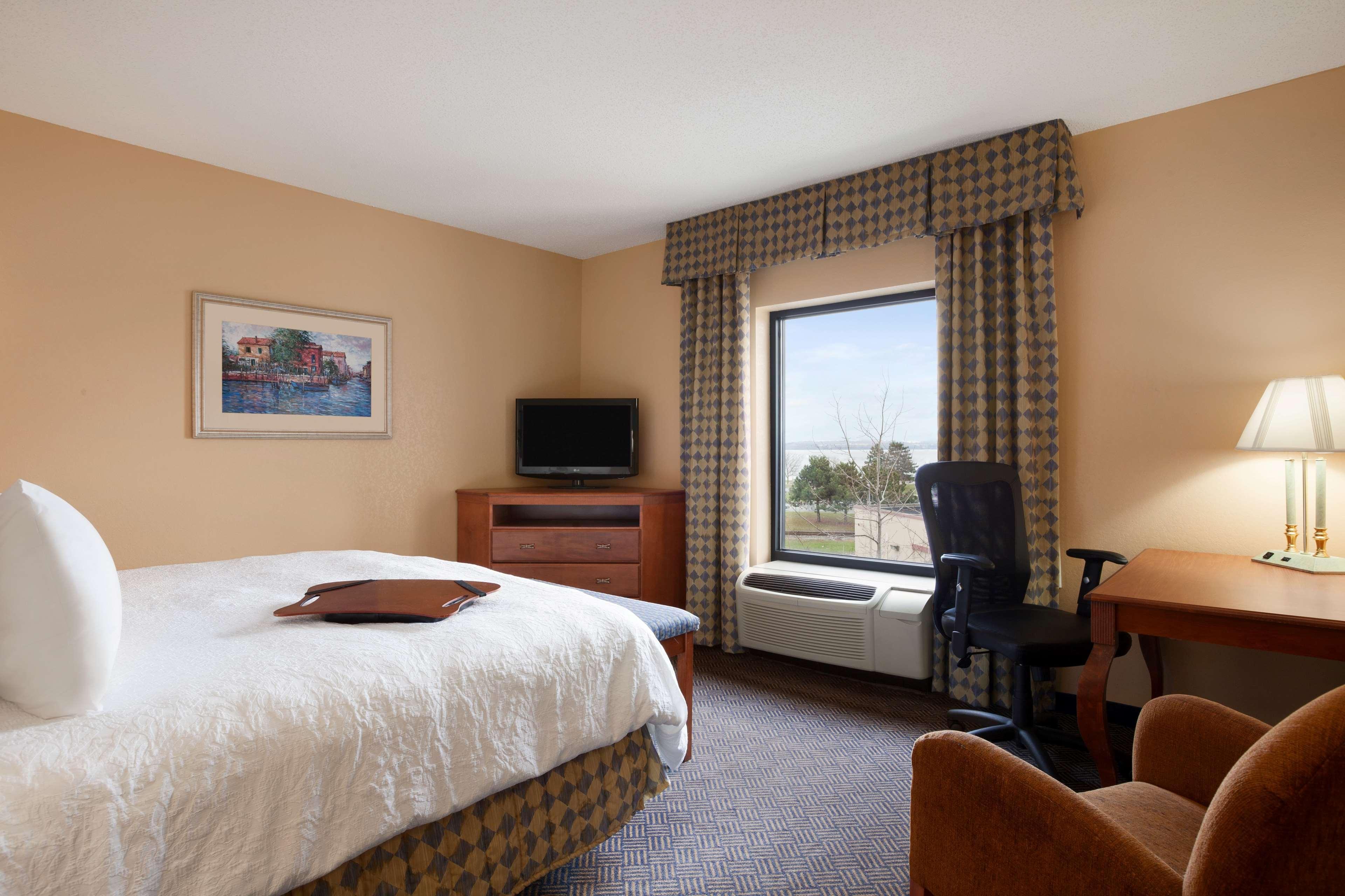 Hampton Inn Дженива Экстерьер фото