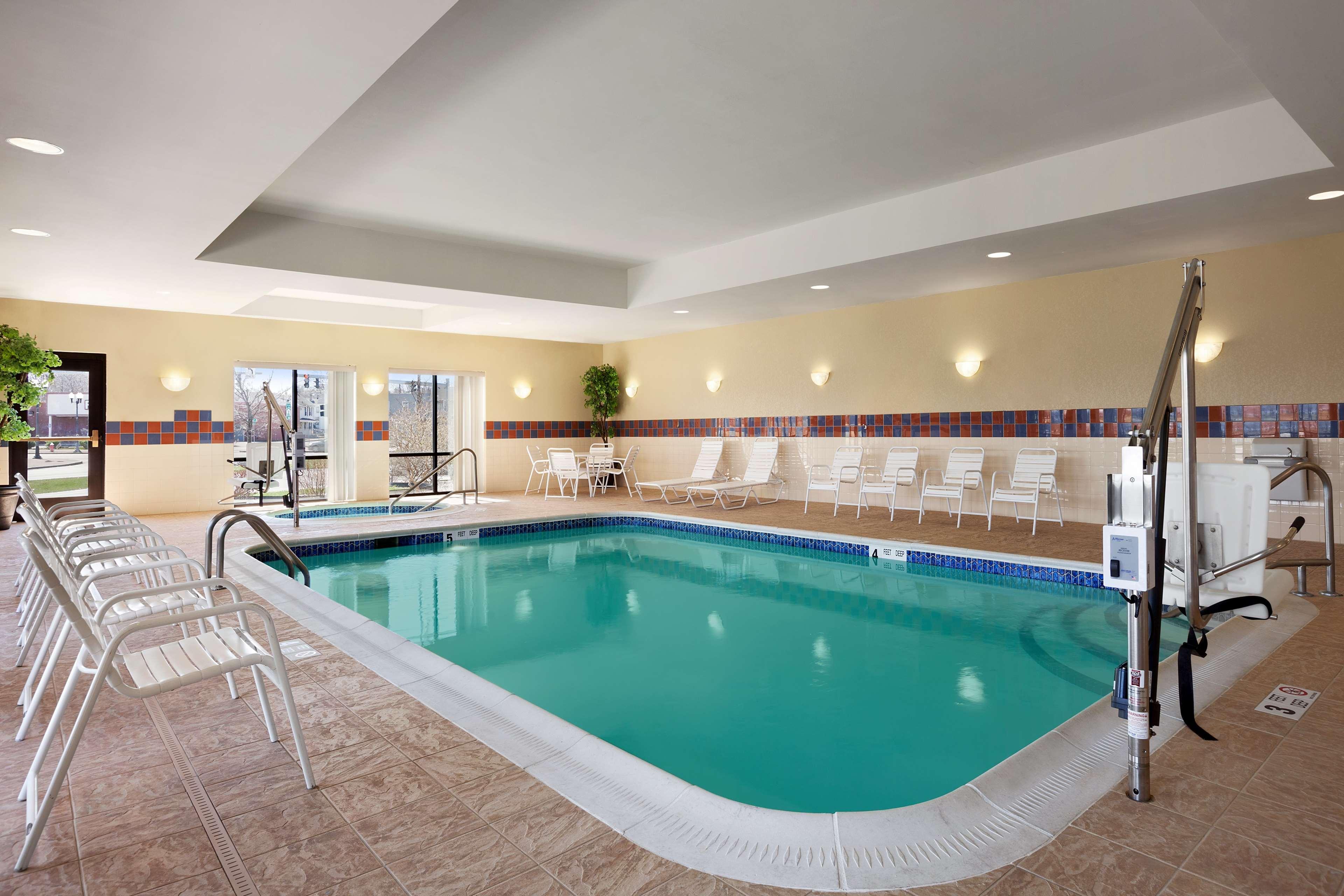 Hampton Inn Дженива Экстерьер фото