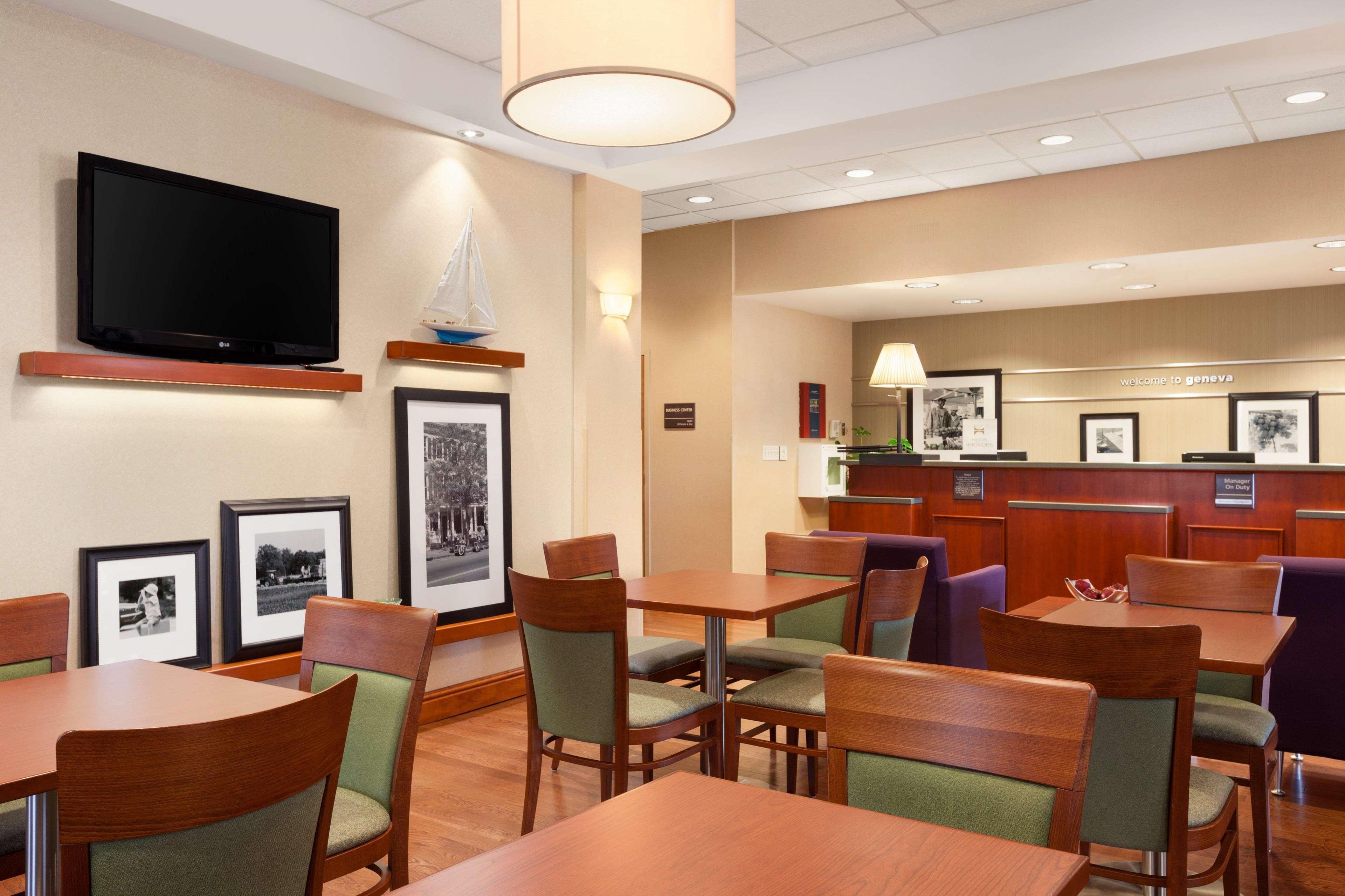 Hampton Inn Дженива Экстерьер фото