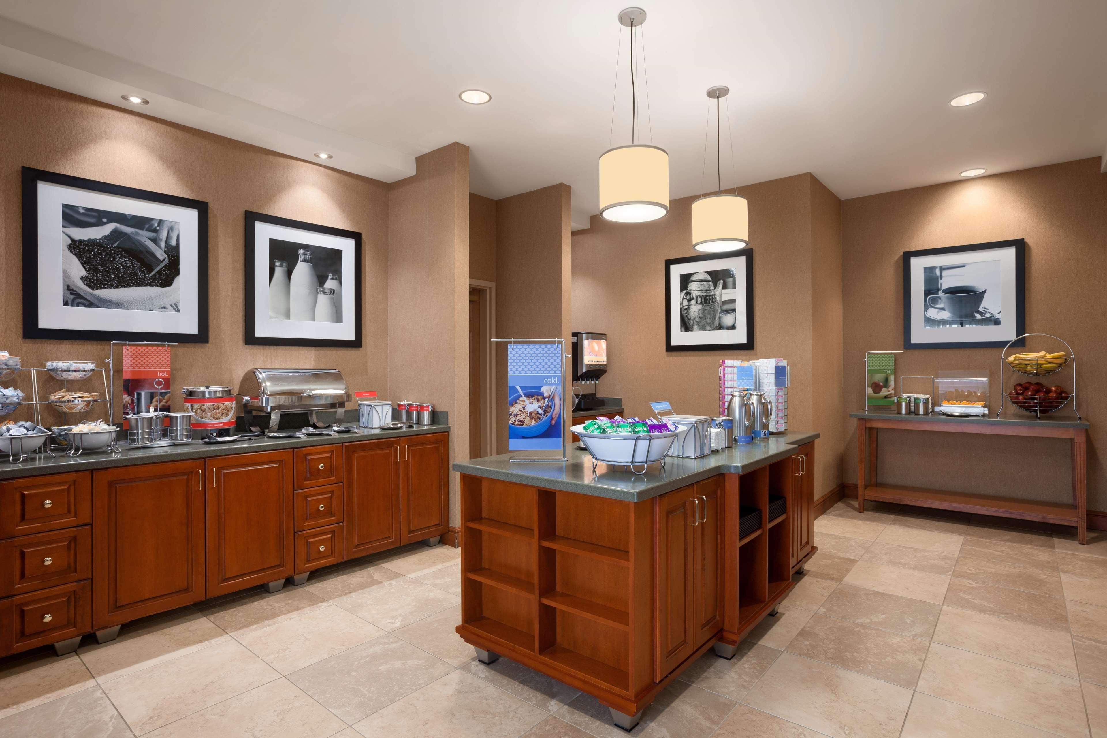 Hampton Inn Дженива Экстерьер фото