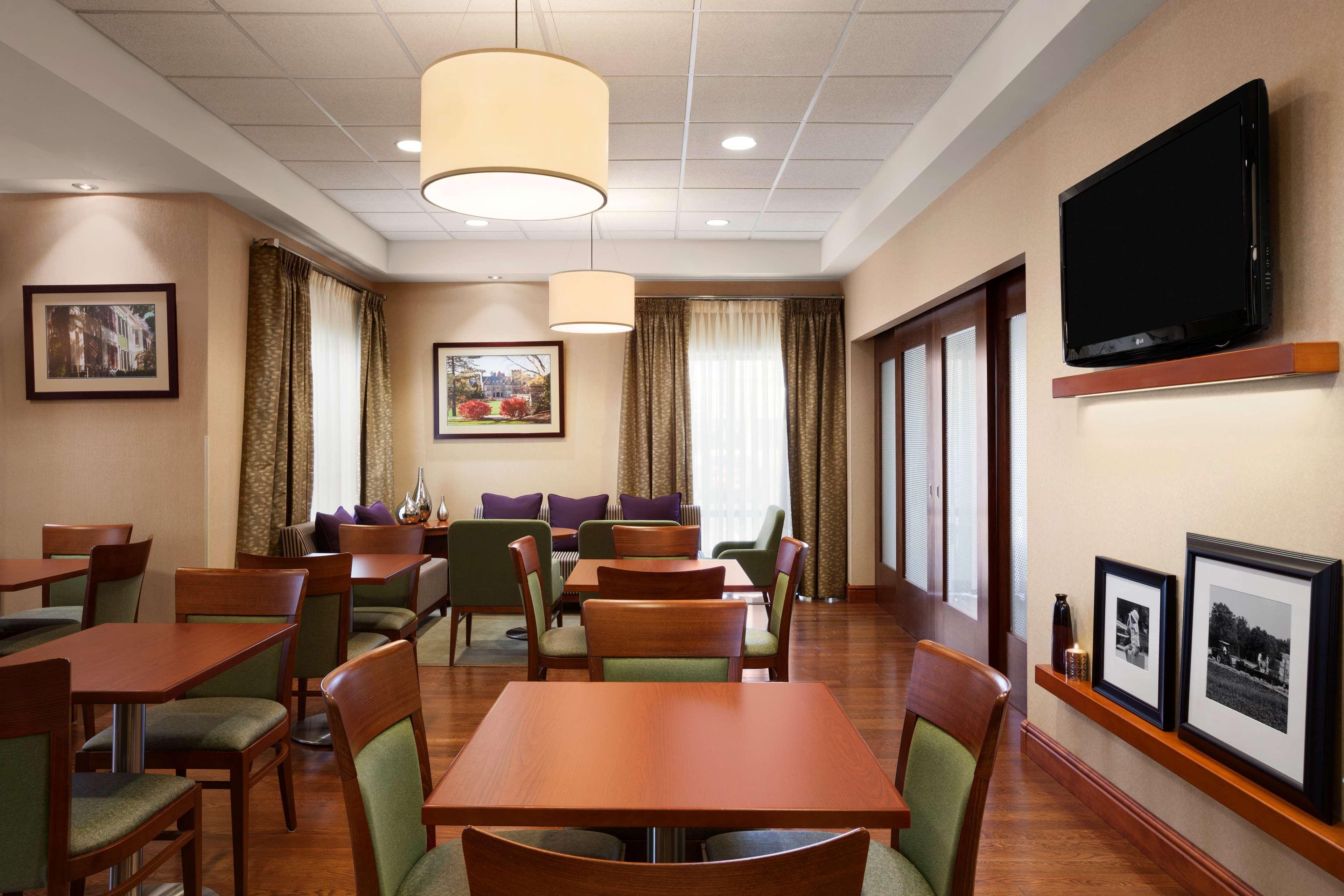 Hampton Inn Дженива Экстерьер фото
