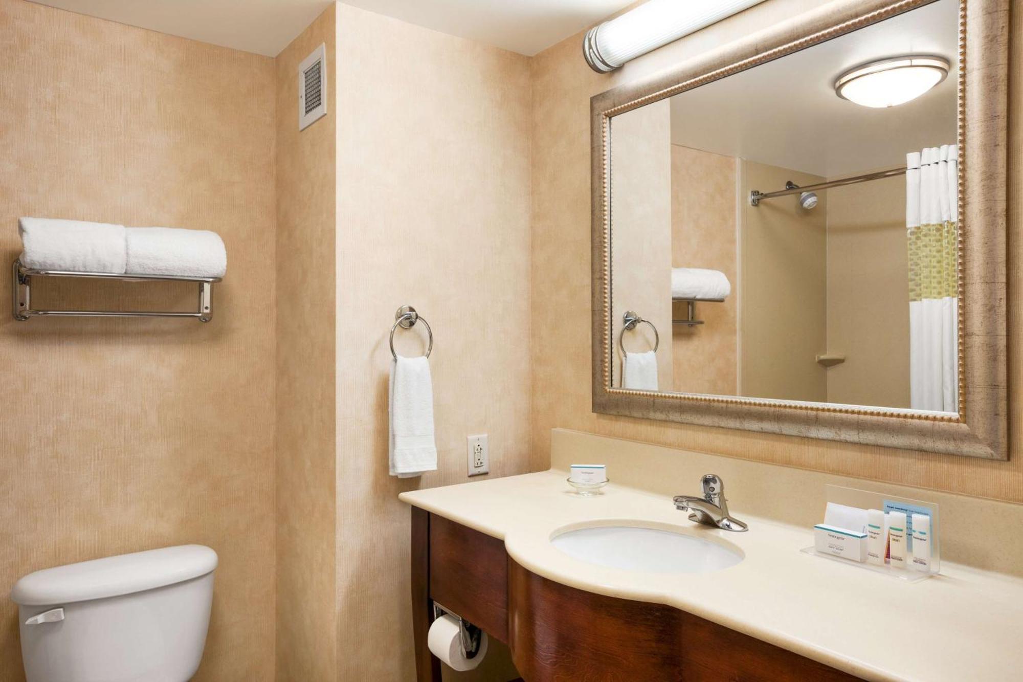 Hampton Inn Дженива Экстерьер фото