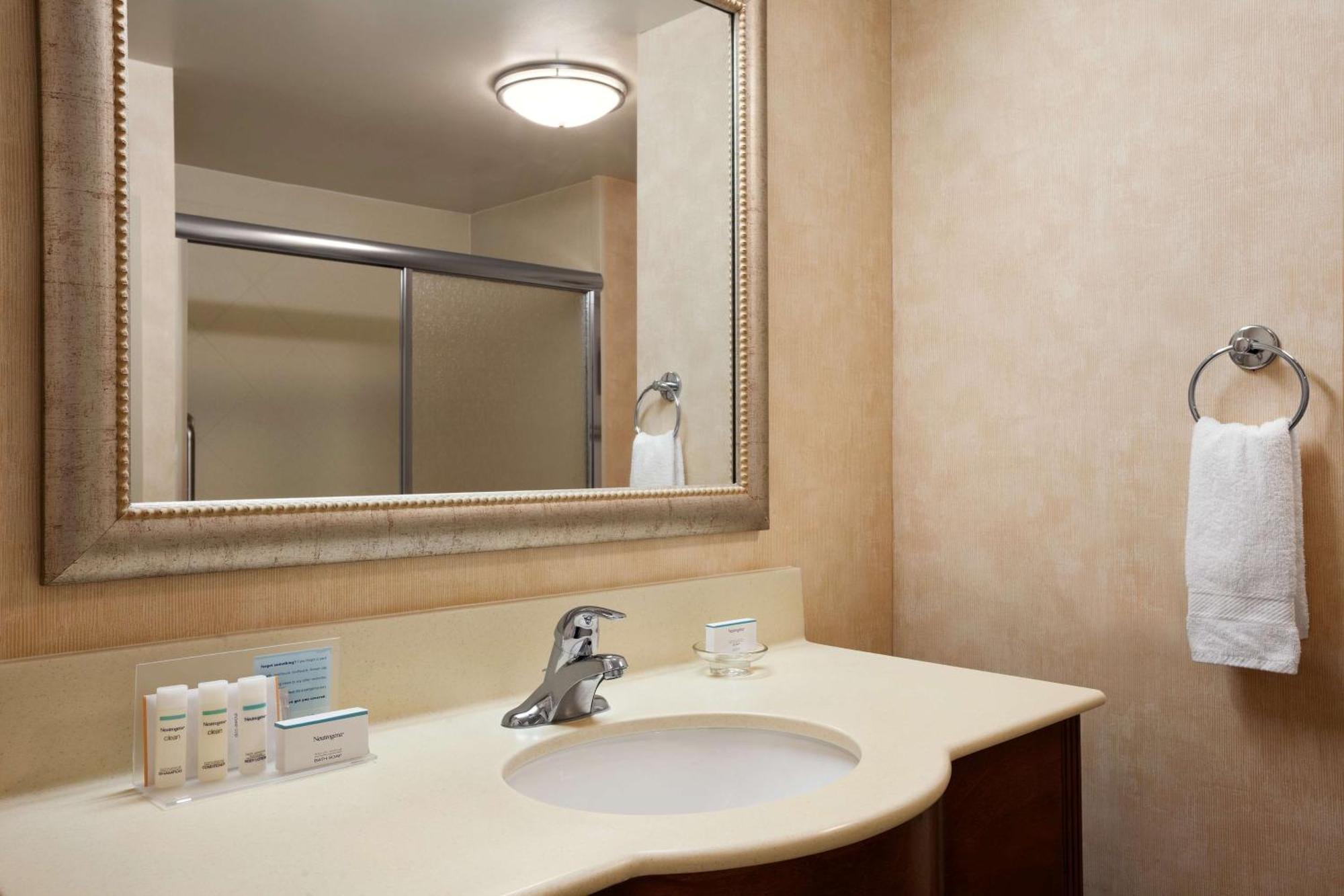 Hampton Inn Дженива Экстерьер фото